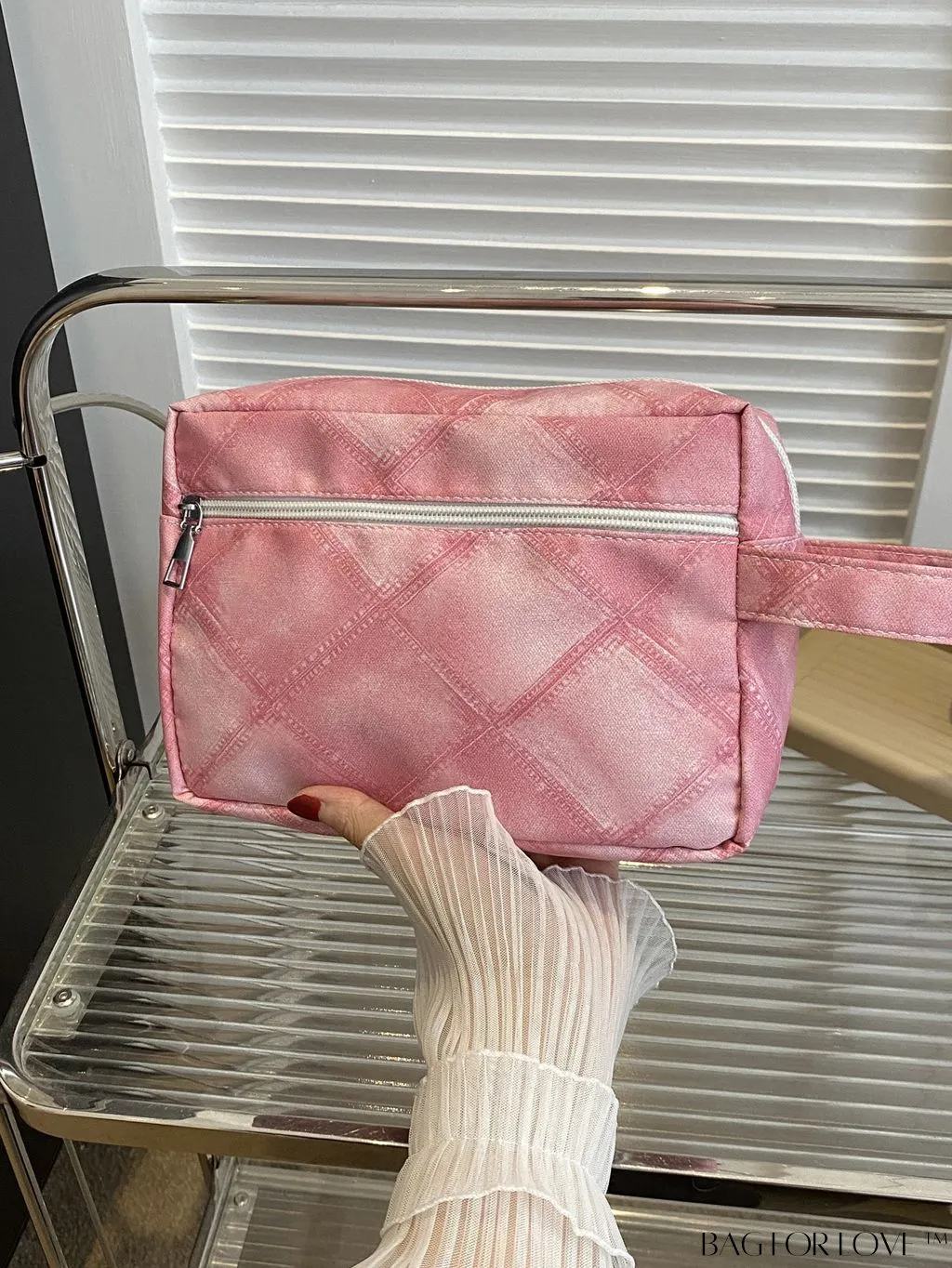 BagForLove - Chic Geometric Pattern Wristlet for Fashionable Individuals
