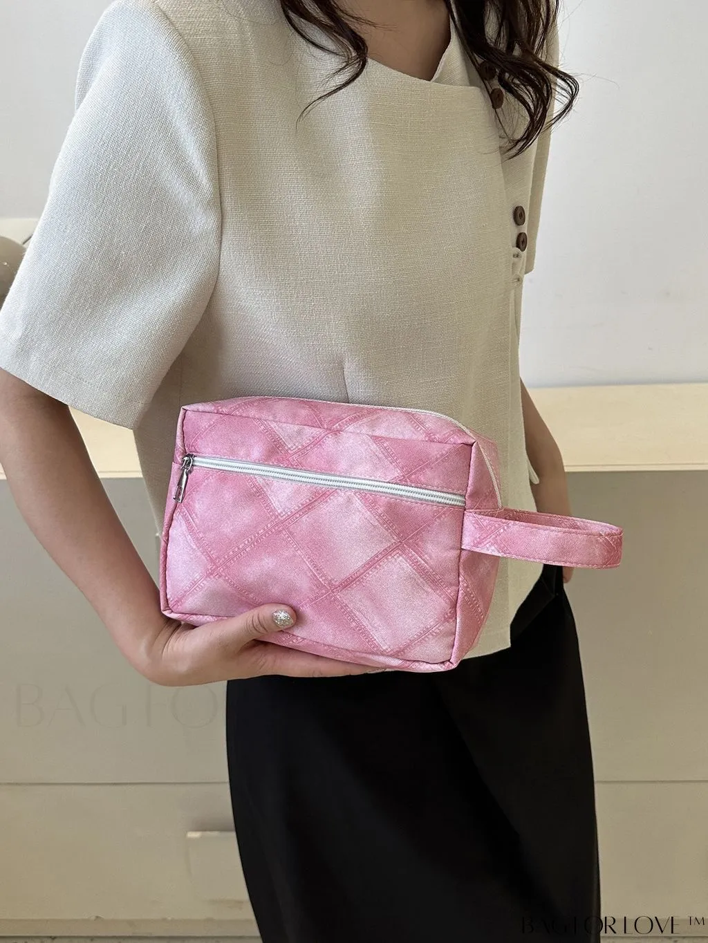BagForLove - Chic Geometric Pattern Wristlet for Fashionable Individuals