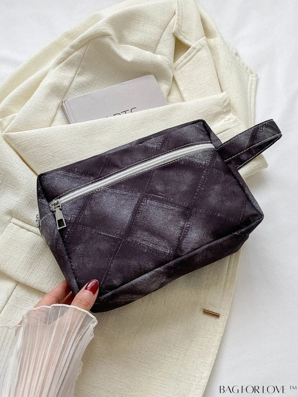 BagForLove - Chic Geometric Pattern Wristlet for Fashionable Individuals
