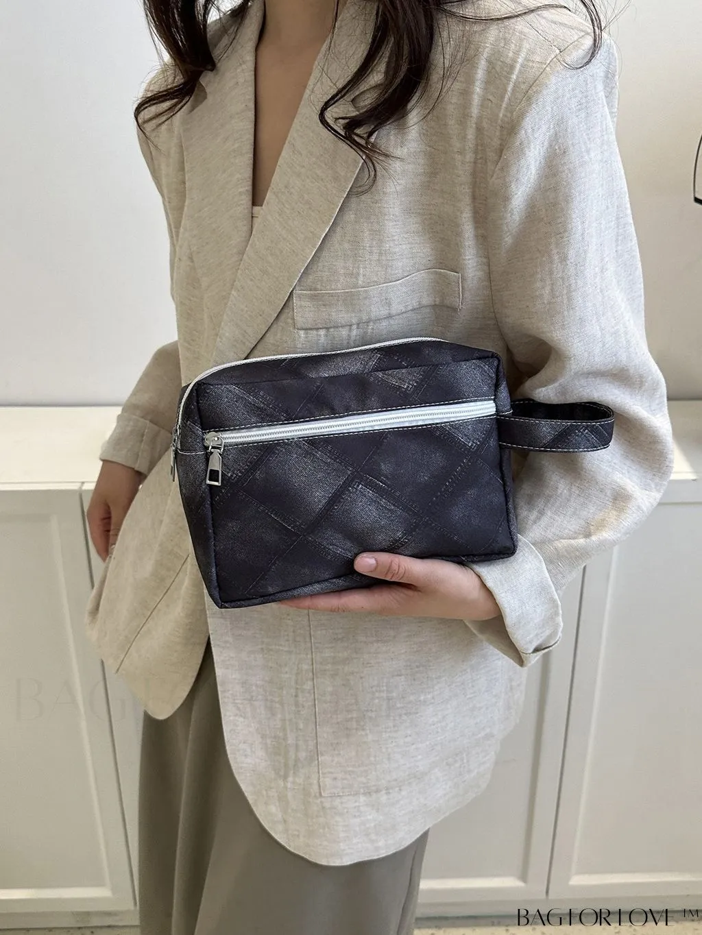 BagForLove - Chic Geometric Pattern Wristlet for Fashionable Individuals