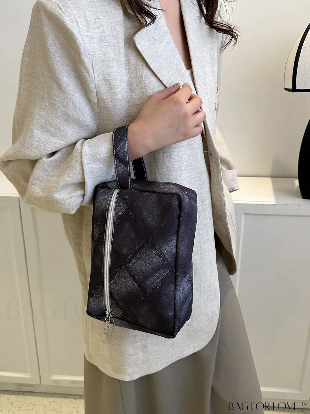 BagForLove - Chic Geometric Pattern Wristlet for Fashionable Individuals