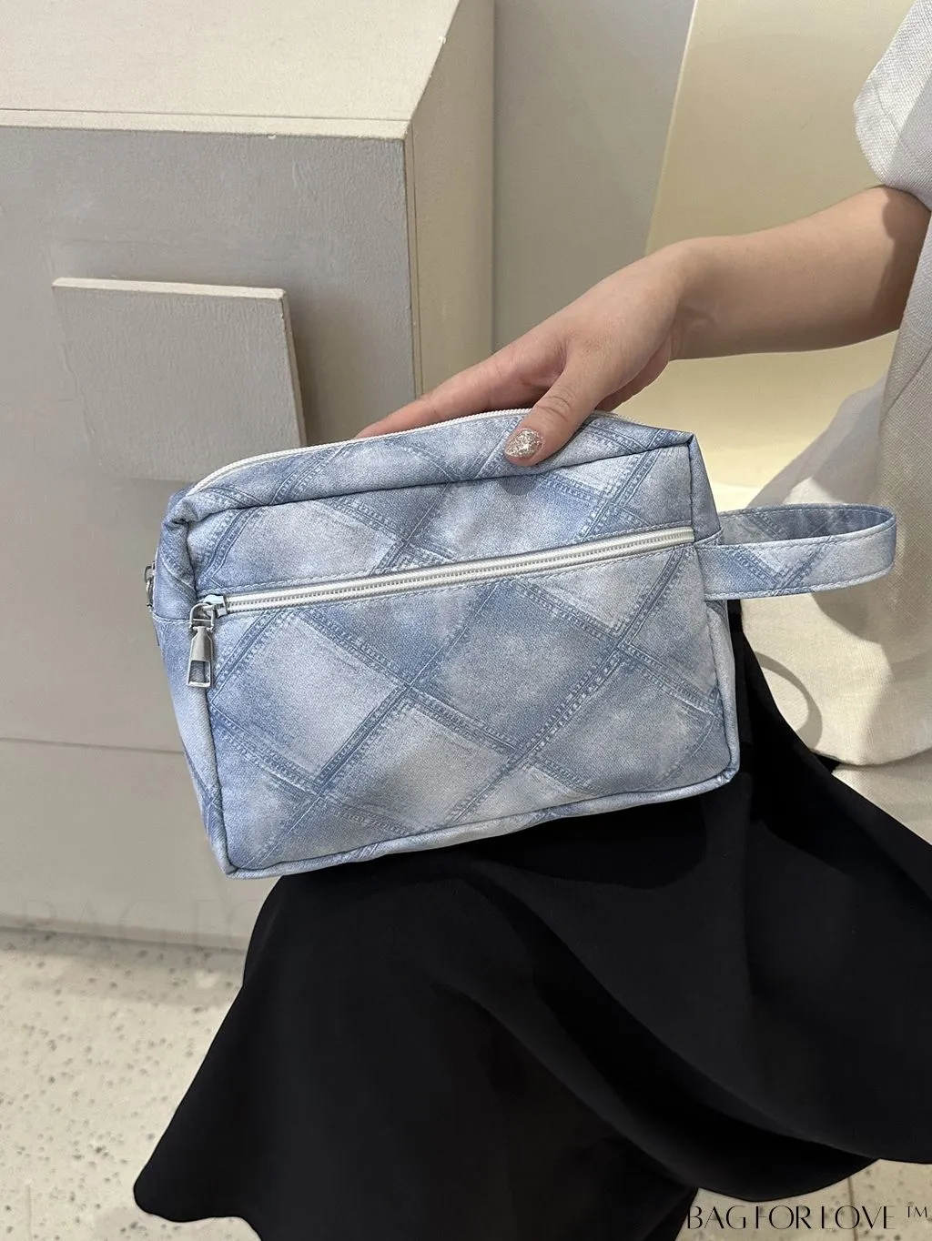 BagForLove - Chic Geometric Pattern Wristlet for Fashionable Individuals