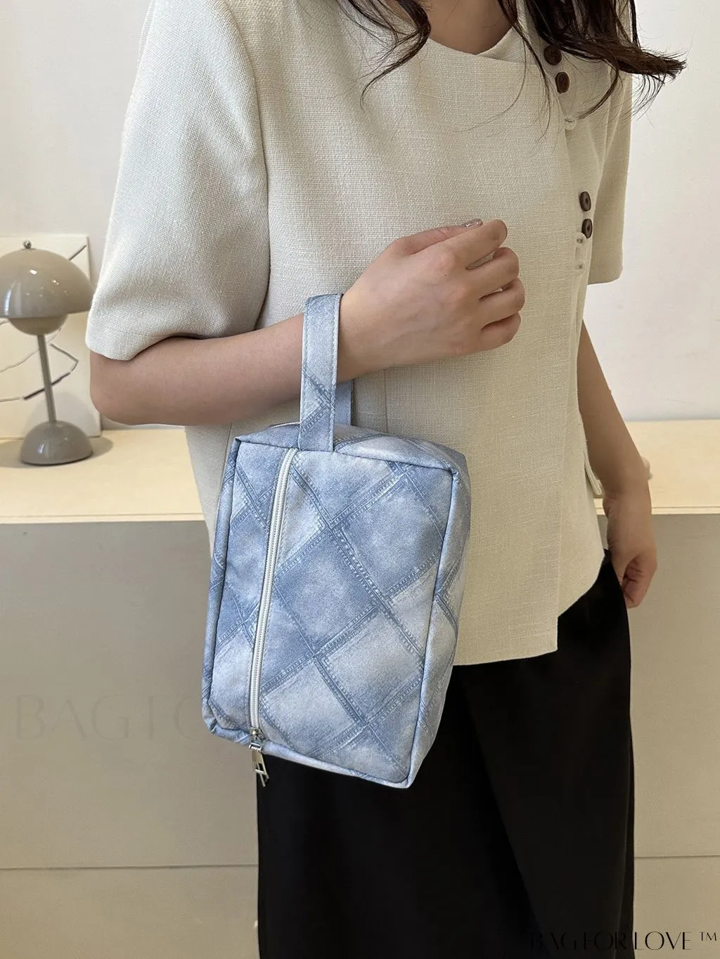 BagForLove - Chic Geometric Pattern Wristlet for Fashionable Individuals