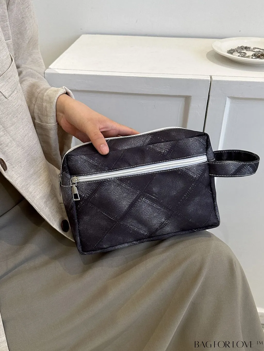 BagForLove - Chic Geometric Pattern Wristlet for Fashionable Individuals