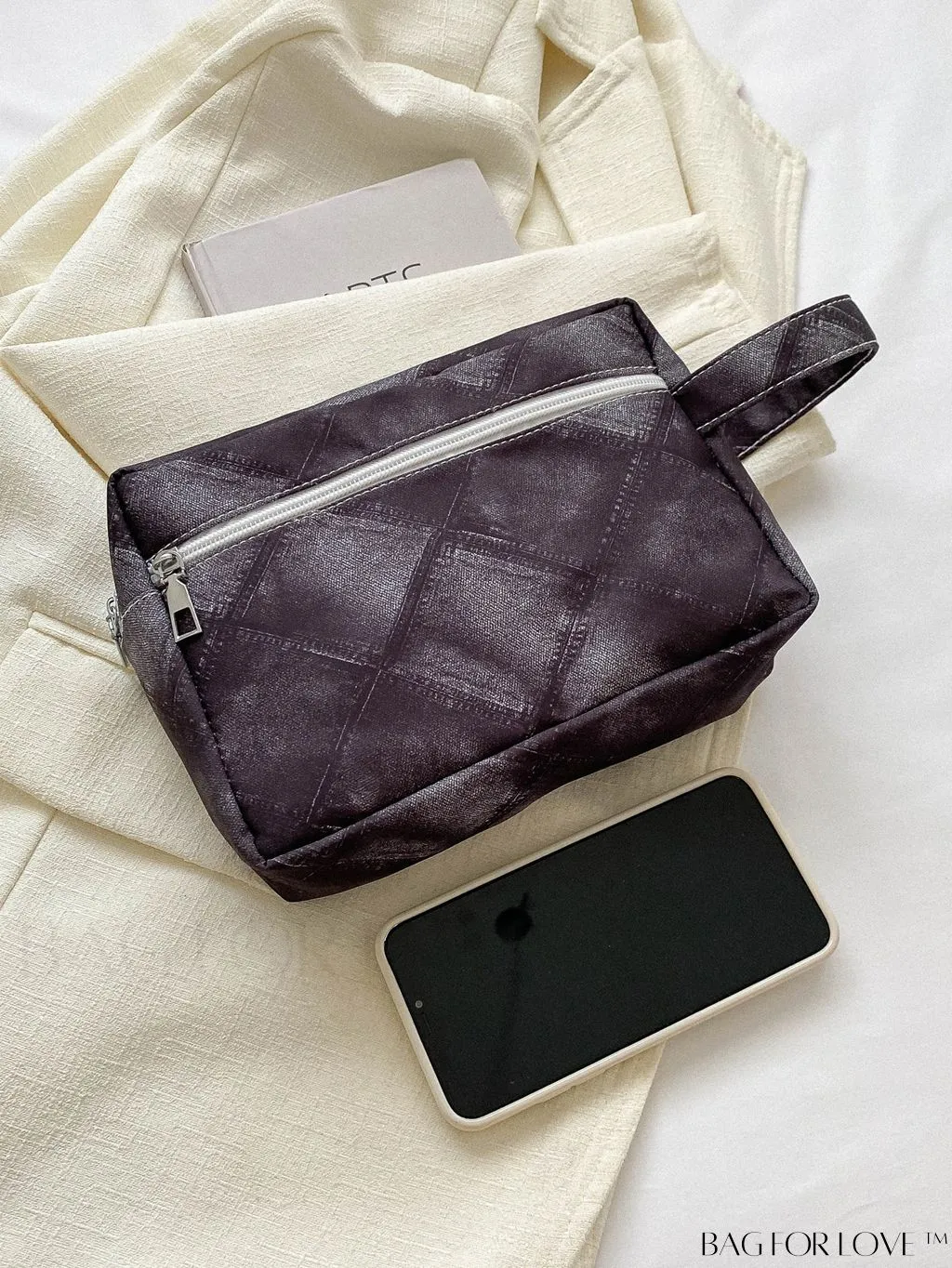 BagForLove - Chic Geometric Pattern Wristlet for Fashionable Individuals