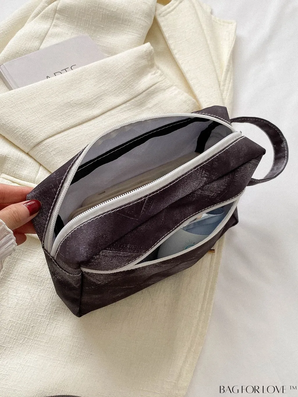 BagForLove - Chic Geometric Pattern Wristlet for Fashionable Individuals