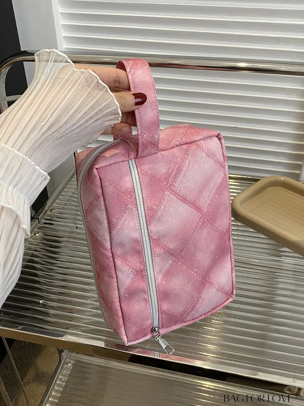 BagForLove - Chic Geometric Pattern Wristlet for Fashionable Individuals