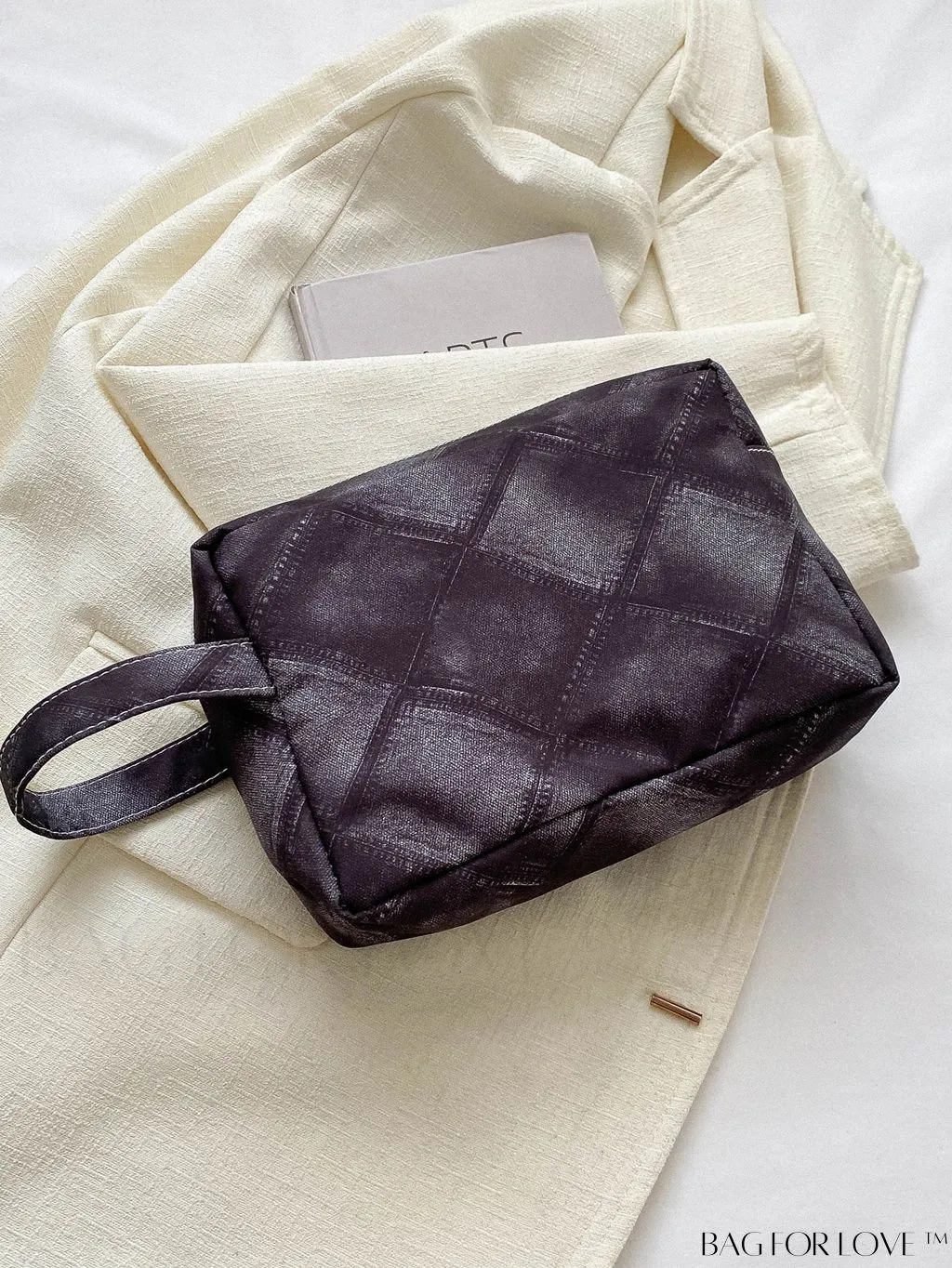 BagForLove - Chic Geometric Pattern Wristlet for Fashionable Individuals