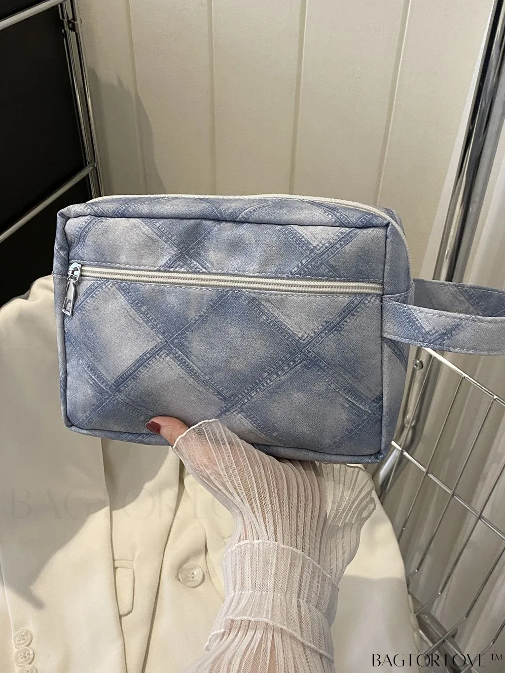 BagForLove - Chic Geometric Pattern Wristlet for Fashionable Individuals