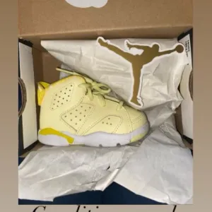 Good condition worn twice retro 6 Jordan’s girls