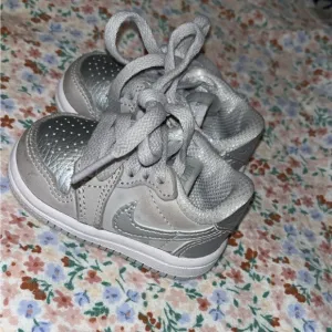 Jordan 1 Retro Low OG &quot;Metallic Silver&quot;  ‘Baby' Shoe