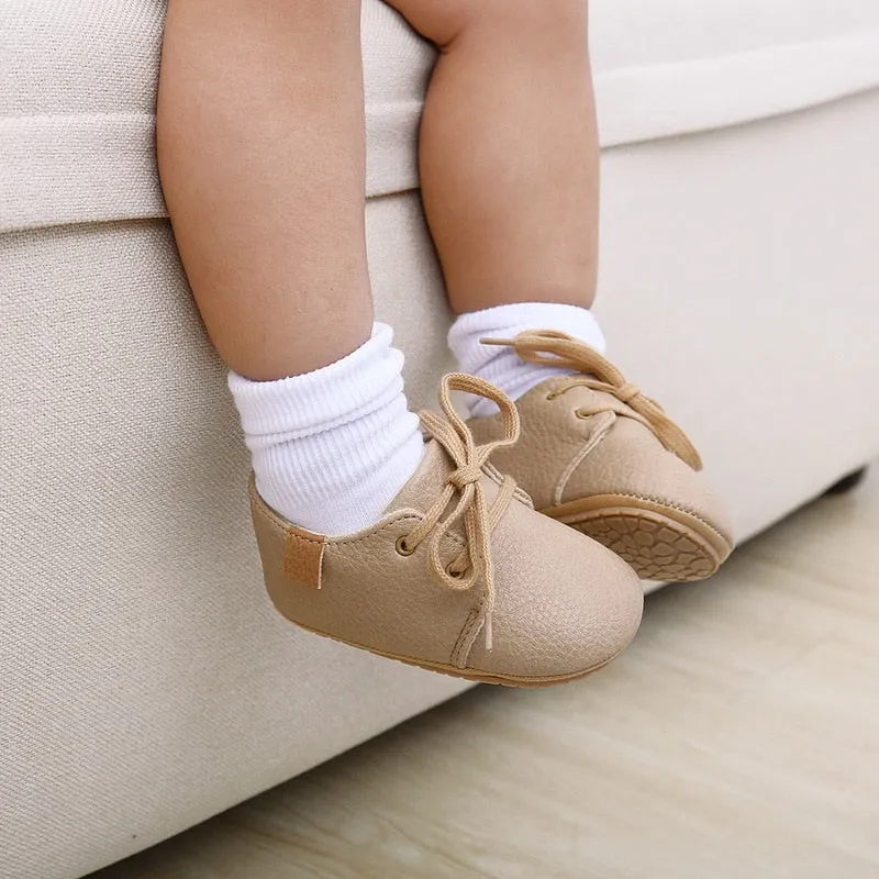 Sapatinho de bebê multicoloridos de couro até 18 meses
