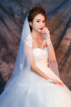 Simple Puffy Short Tulle Wedding Veil with Appliques